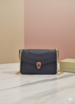 ⁦حقيبة Burberry Serpenti Forever (نمط كروس بودي/كتف) اقتني قطعة فنية تُزين إطلالتك!⁩ - الصورة ⁦5⁩