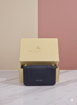 ⁦حقيبة Burberry Serpenti Forever (نمط كروس بودي/كتف) اقتني قطعة فنية تُزين إطلالتك!⁩ - الصورة ⁦2⁩