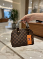 ⁦Louis Vuitton Alma: قمة الأناقة التي تتوارثها الأجيال!⁩ - الصورة ⁦3⁩