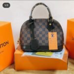 ⁦Louis Vuitton Alma: قمة الأناقة التي تتوارثها الأجيال!⁩ - الصورة ⁦2⁩
