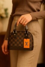 ⁦Louis Vuitton Alma: قمة الأناقة التي تتوارثها الأجيال!⁩ - الصورة ⁦5⁩