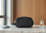 ⁦حقيبة يد Louis Vuitton للرجال - تصميم Damier Graphite الأيقوني⁩ - الصورة ⁦4⁩