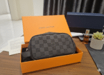 ⁦حقيبة يد Louis Vuitton للرجال - تصميم Damier Graphite الأيقوني⁩ - الصورة ⁦2⁩