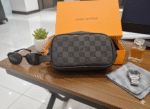 حقيبة يد Louis Vuitton للرجال - تصميم Damier Graphite الأيقوني